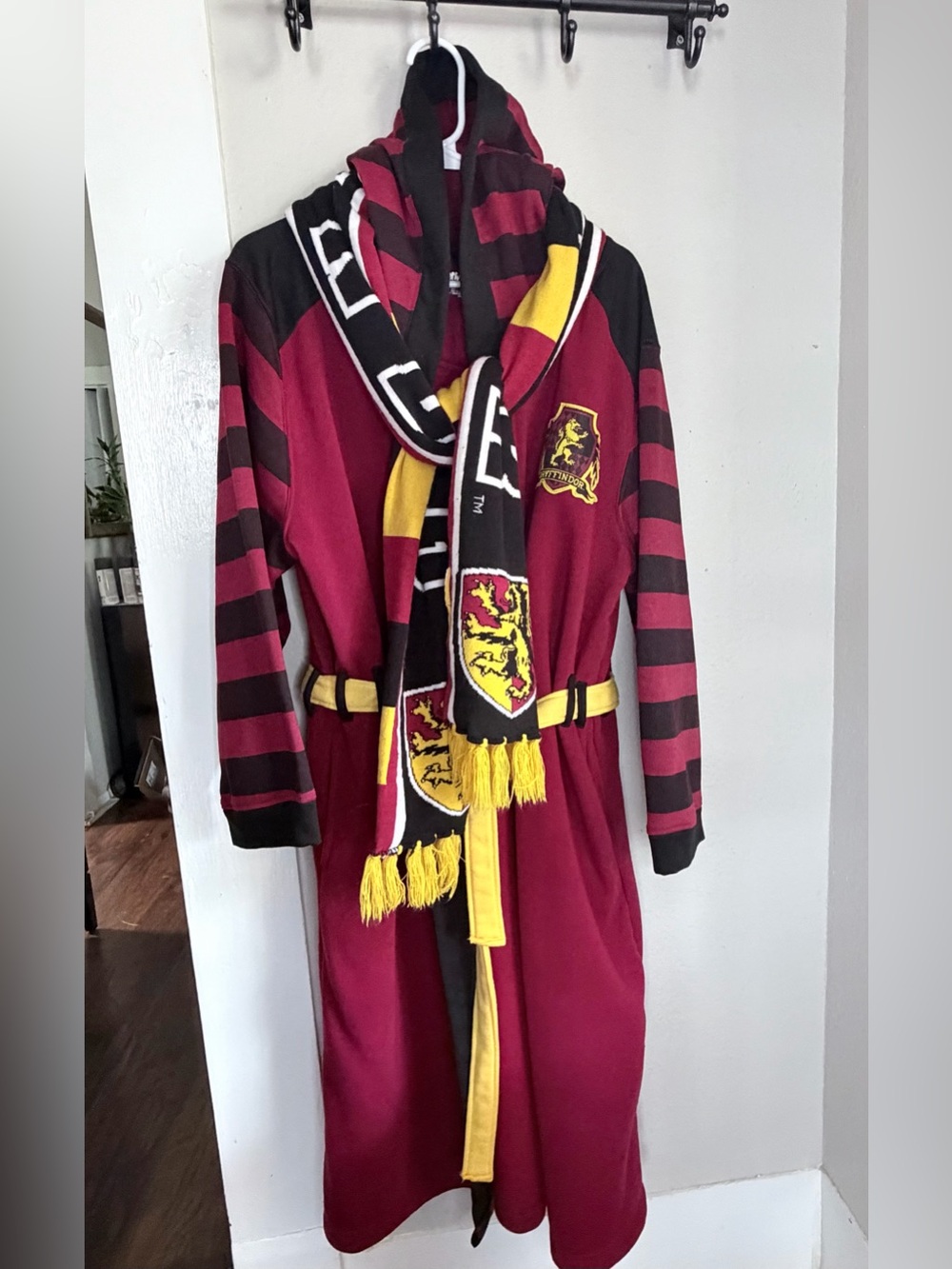 Official Harry Potter Gryffindor hooded robe with Scarf Small / Medium